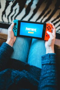 Person spielt auf einem Gerät Fortnite.