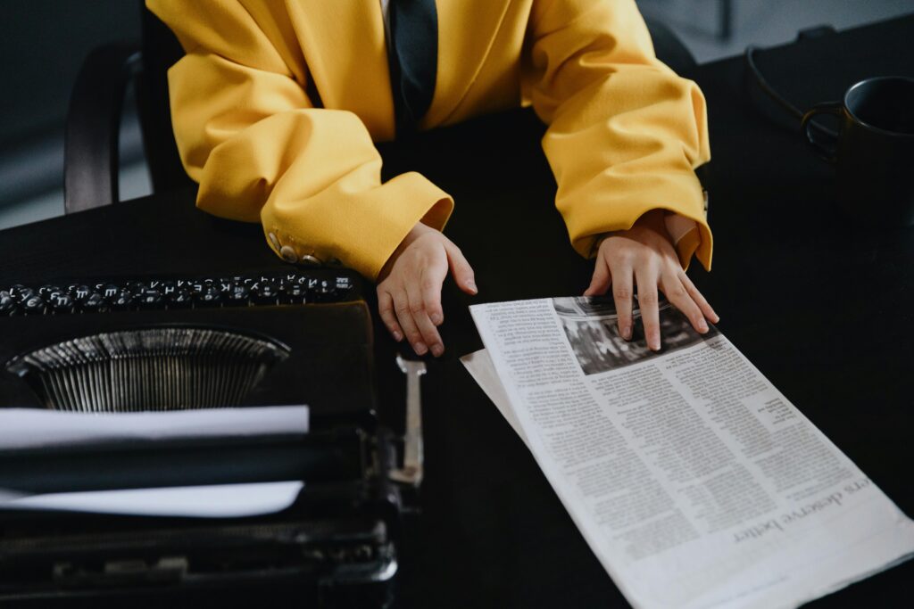 Kind hält Tageszeitung in der Hand.