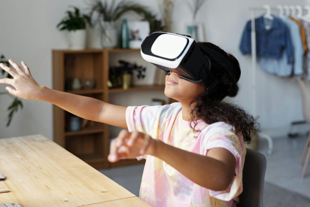 Mädchen nutzt eine VR-Brille.