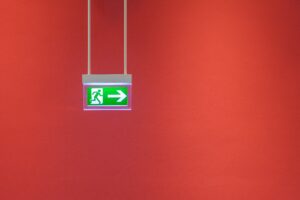 Exit Schild vor einer roten Wand.