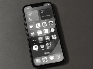 Smartphone im Graustufenmodus