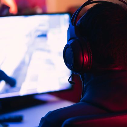 fausto-sandoval-u2qP5qCLgQ4-unsplash Kind schaut Gaming LIve Stream auf dem PC.