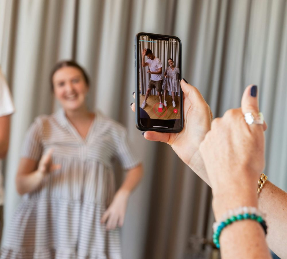 Zwei Personnen stehen vor der Kamera und filmen ein TikTok.